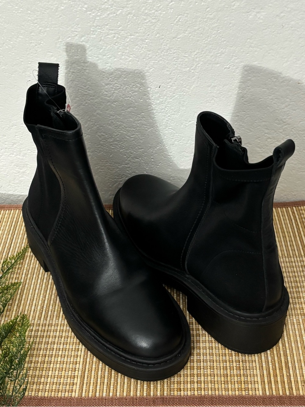 Blondo Woman Waterproof RISSER Ankle Boot Size: 10